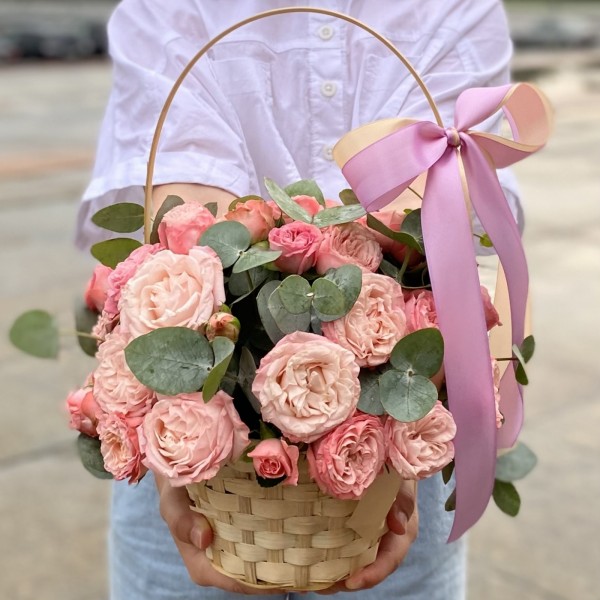 Кустовая пионовидная роза Мадам Бомбастик в корзине