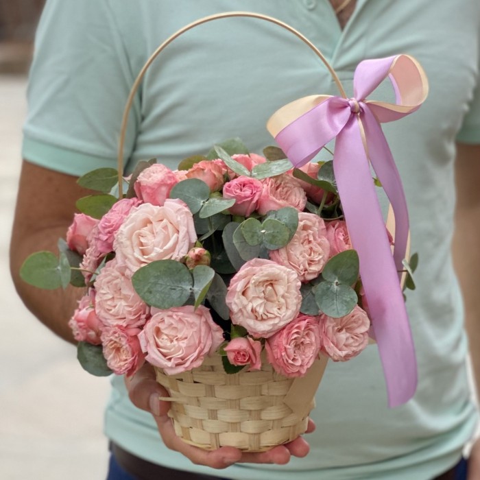 Кустовая пионовидная роза Мадам Бомбастик в корзине