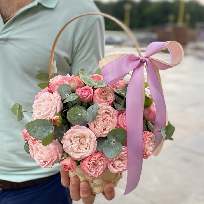 Кустовая пионовидная роза Мадам Бомбастик в корзине