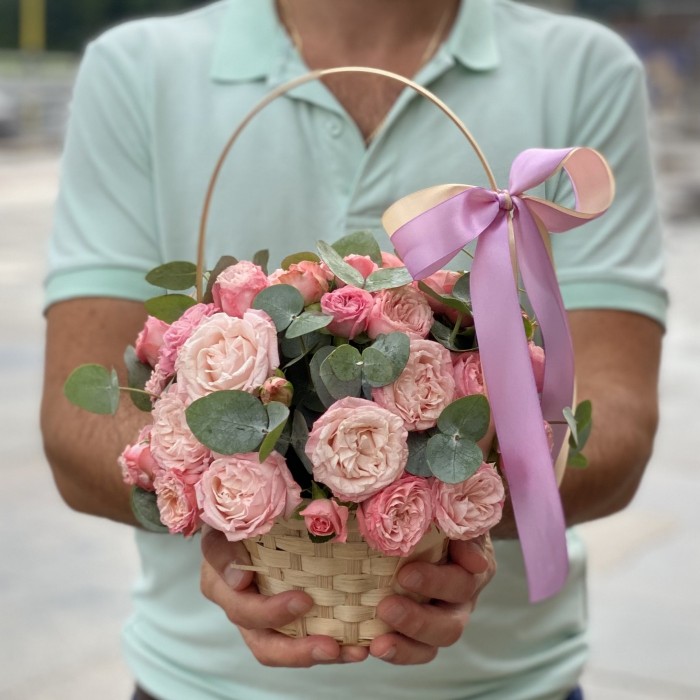 Кустовая пионовидная роза Мадам Бомбастик в корзине