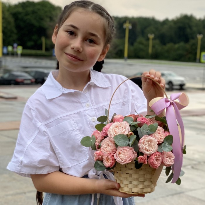 Кустовая пионовидная роза Мадам Бомбастик в корзине