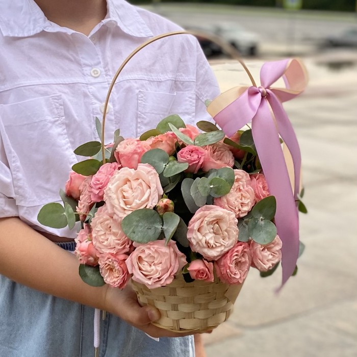 Кустовая пионовидная роза Мадам Бомбастик в корзине