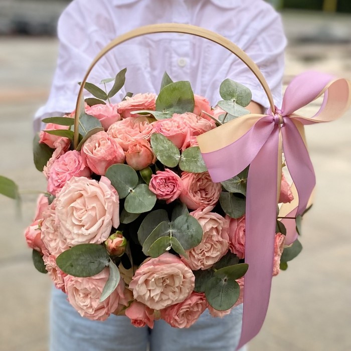 Кустовая пионовидная роза Мадам Бомбастик в корзине