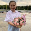 Кустовая пионовидная роза Мадам Бомбастик в корзине