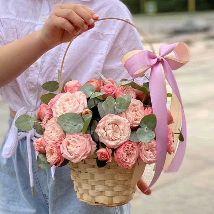 Кустовая пионовидная роза Мадам Бомбастик в корзине