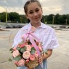Кустовая пионовидная роза Мадам Бомбастик в корзине