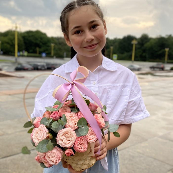 Кустовая пионовидная роза Мадам Бомбастик в корзине