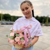 Кустовая пионовидная роза Мадам Бомбастик в корзине
