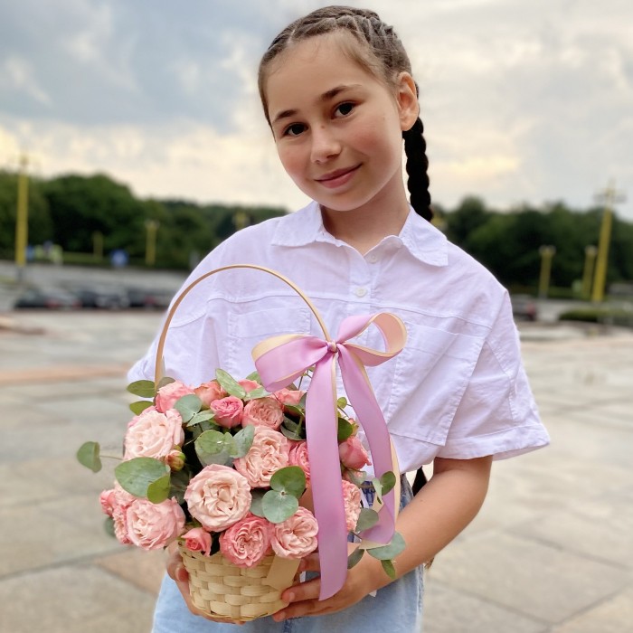 Кустовая пионовидная роза Мадам Бомбастик в корзине