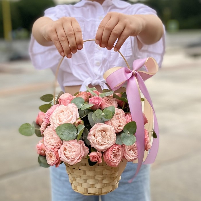 Кустовая пионовидная роза Мадам Бомбастик в корзине