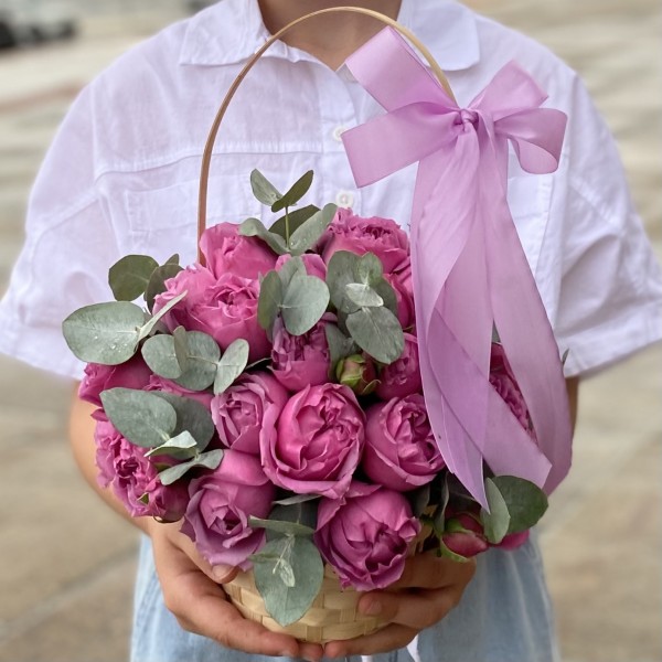 Кустовая пионовидная роза Мисти баблс в корзине