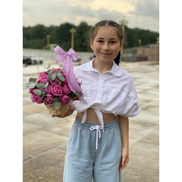 Кустовая пионовидная роза Мисти баблс в корзине