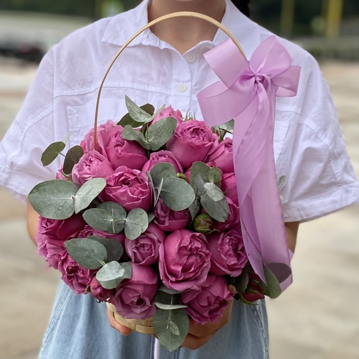 Кустовая пионовидная роза Мисти баблс в корзине