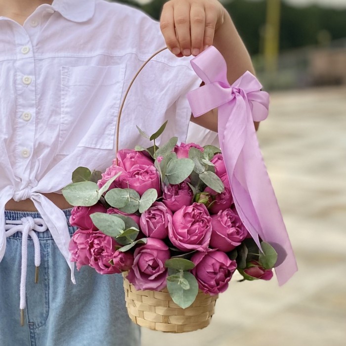 Кустовая пионовидная роза Мисти баблс в корзине