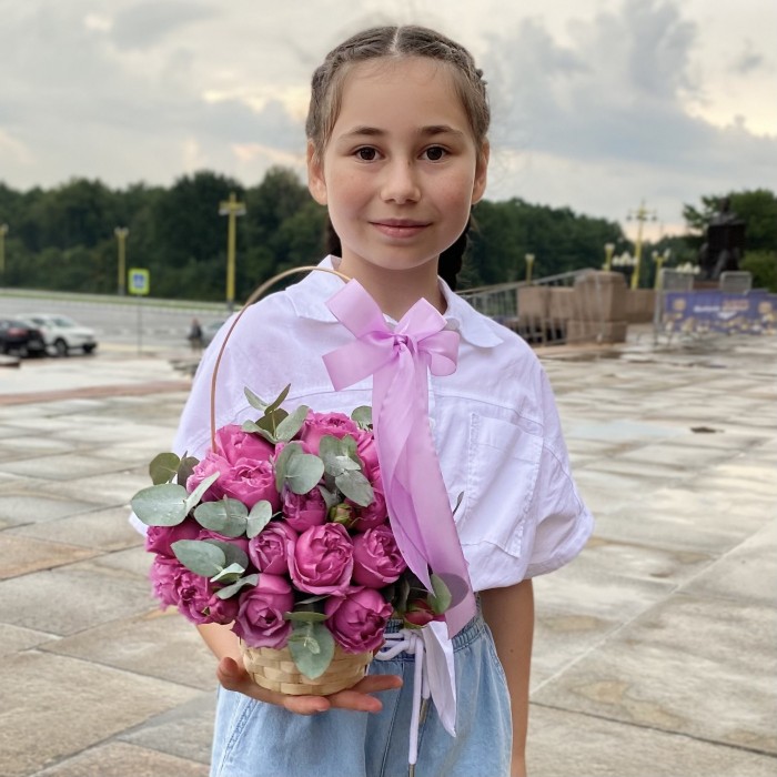 Кустовая пионовидная роза Мисти баблс в корзине