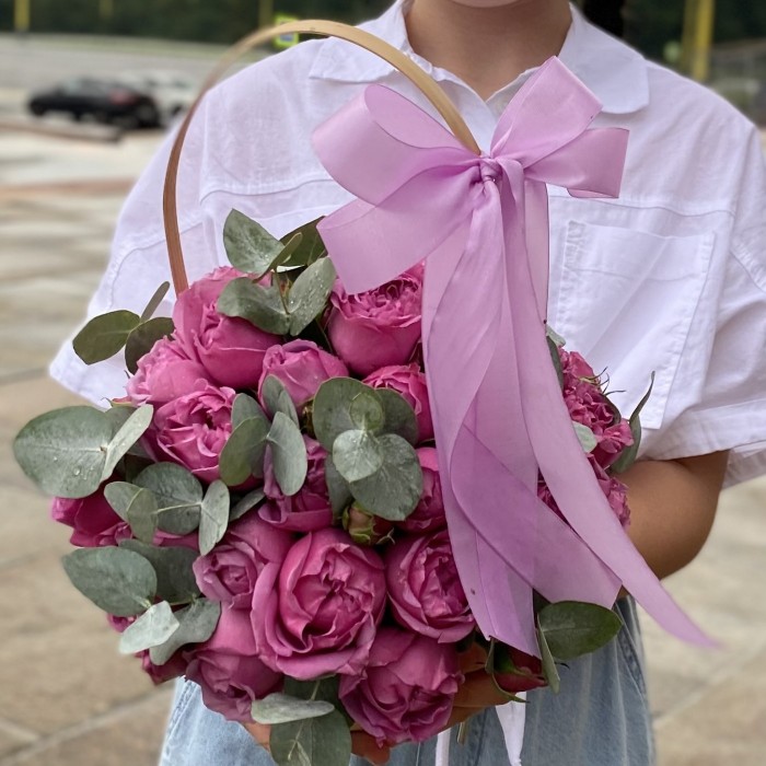 Кустовая пионовидная роза Мисти баблс в корзине