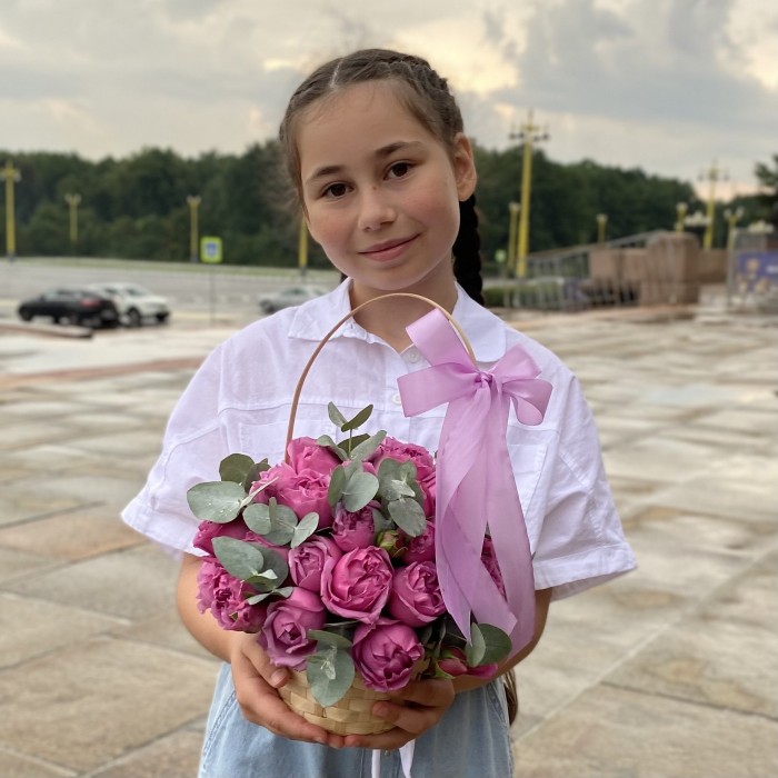 Кустовая пионовидная роза Мисти баблс в корзине