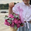 Кустовая пионовидная роза Мисти баблс в корзине