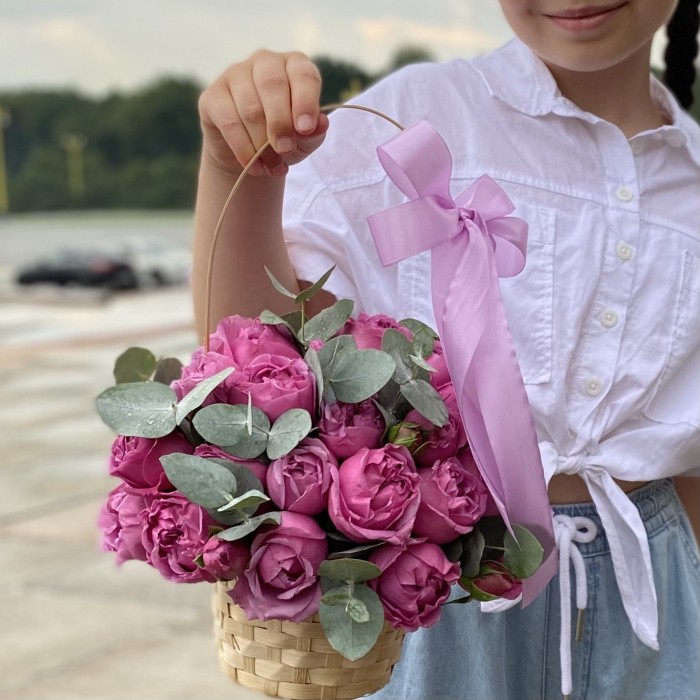 Кустовая пионовидная роза Мисти баблс в корзине