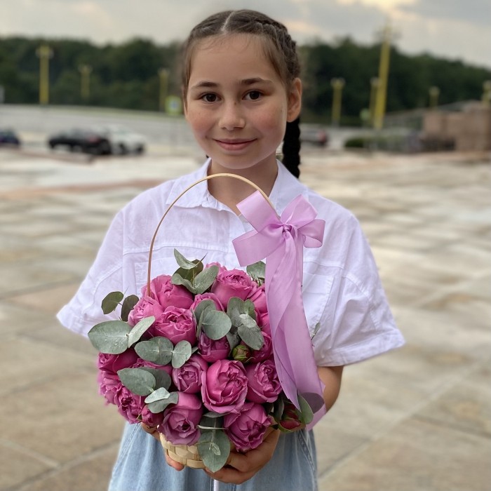 Кустовая пионовидная роза Мисти баблс в корзине