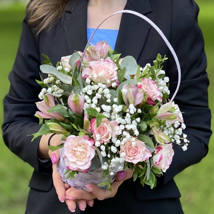 Композиция с кустовой розой Рефлекс и альстромерией в корзине