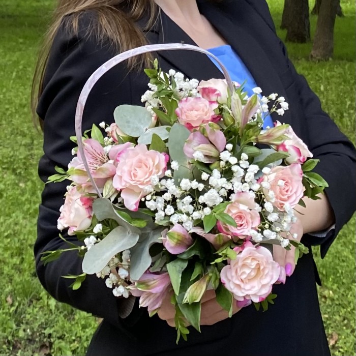 Композиция с кустовой розой Рефлекс и альстромерией в корзине