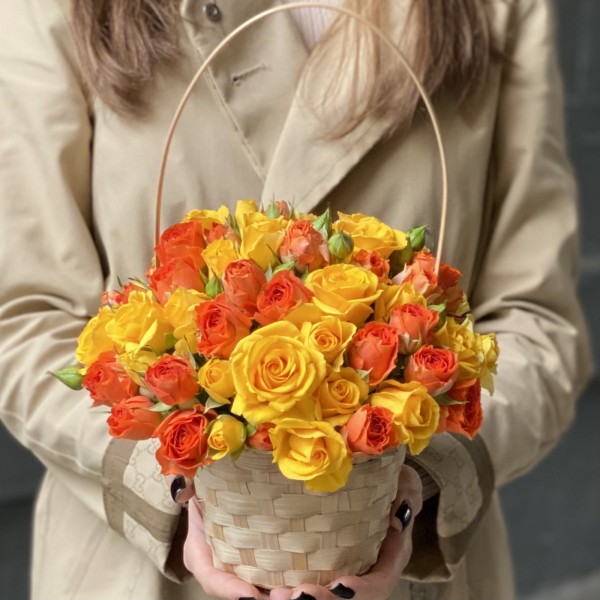 Корзина с желтыми и оранжевыми кустовыми розами
