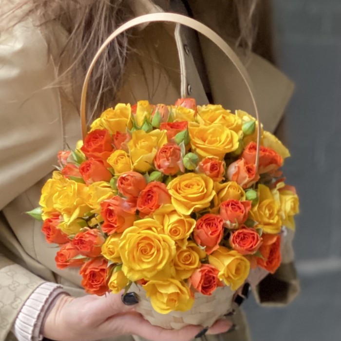 Корзина с желтыми и оранжевыми кустовыми розами