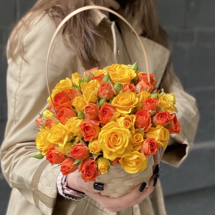 Корзина с желтыми и оранжевыми кустовыми розами