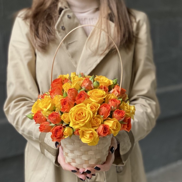 Корзина с желтыми и оранжевыми кустовыми розами