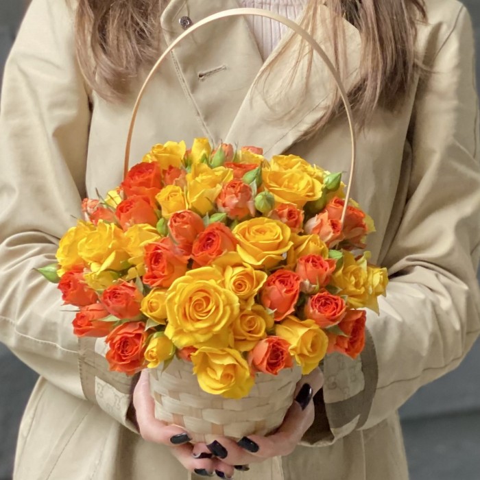 Корзина с желтыми и оранжевыми кустовыми розами