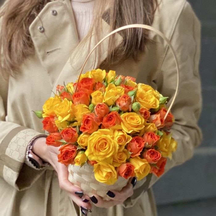 Корзина с желтыми и оранжевыми кустовыми розами