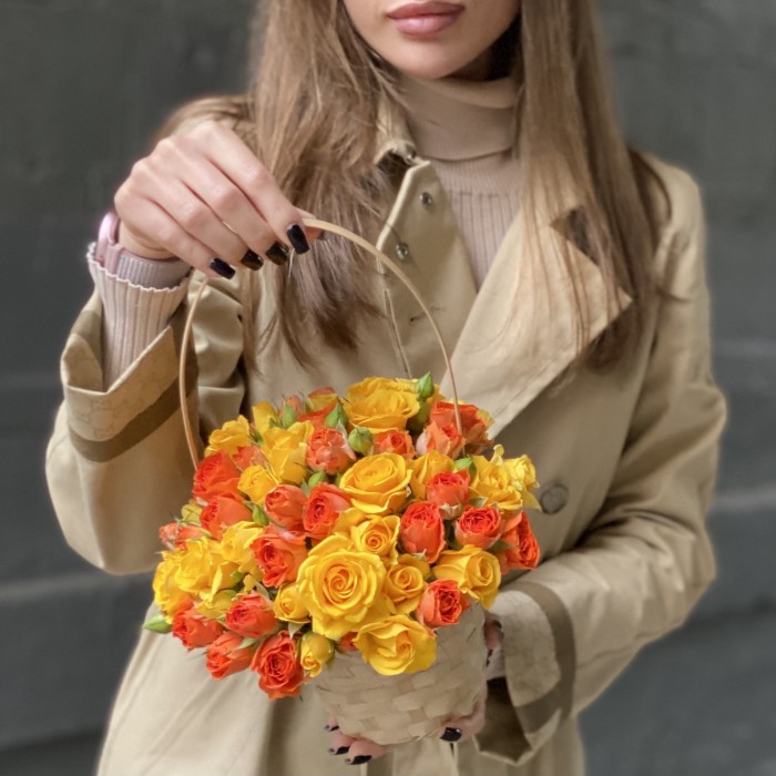 Корзина с желтыми и оранжевыми кустовыми розами