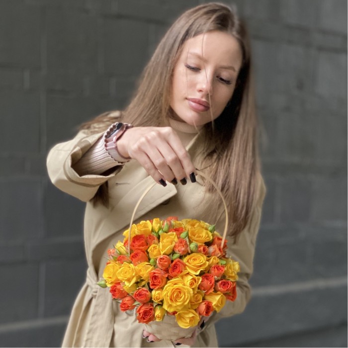 Корзина с желтыми и оранжевыми кустовыми розами