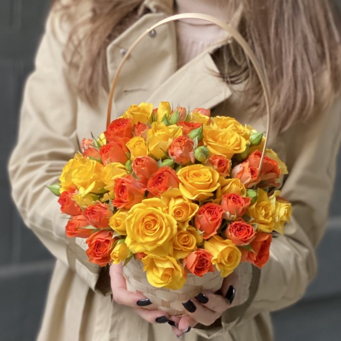 Корзина с желтыми и оранжевыми кустовыми розами