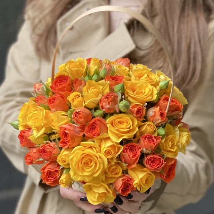Корзина с желтыми и оранжевыми кустовыми розами