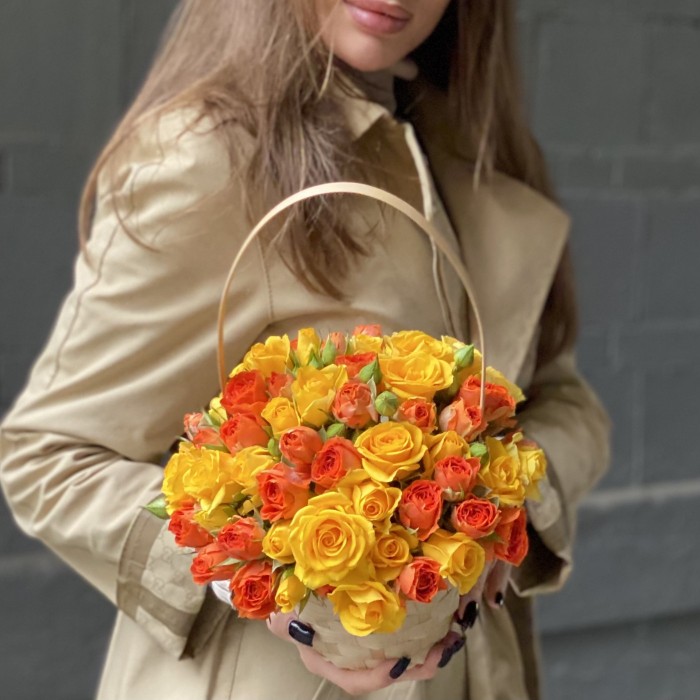 Корзина с желтыми и оранжевыми кустовыми розами