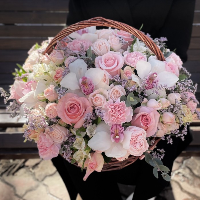 Нежно-розовая корзина с цветами