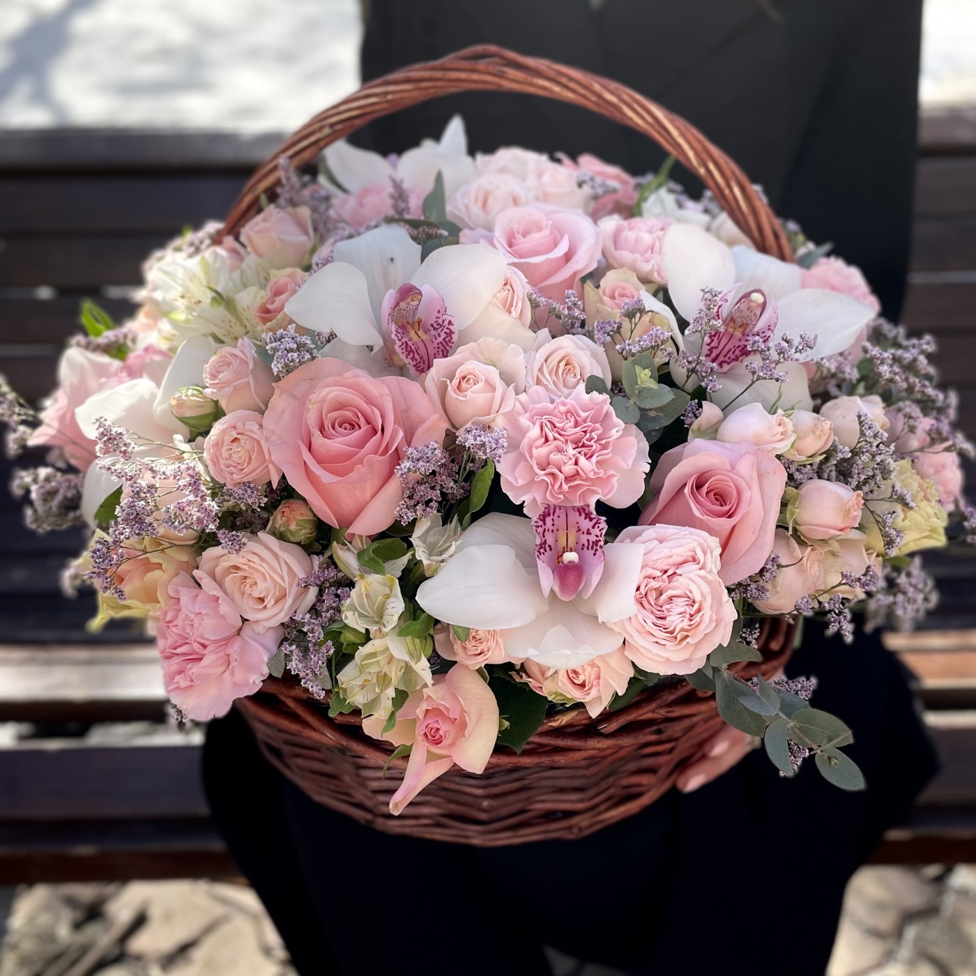 Нежно-розовая корзина с цветами | доставка по Москве и области