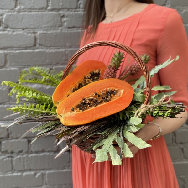 Подарочная корзина с папайей