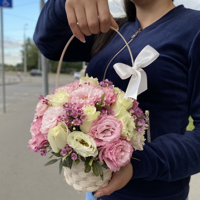 Розовая корзинка с эустомой