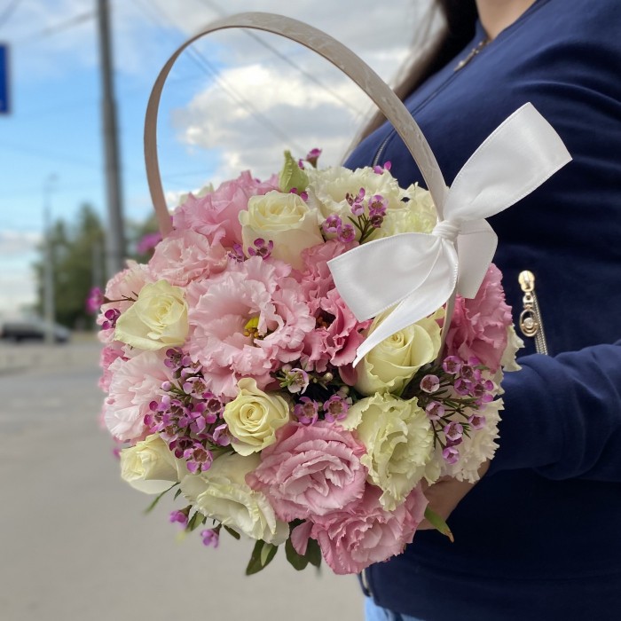 Розовая корзинка с эустомой