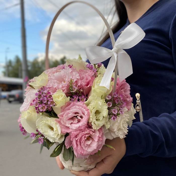 Розовая корзинка с эустомой