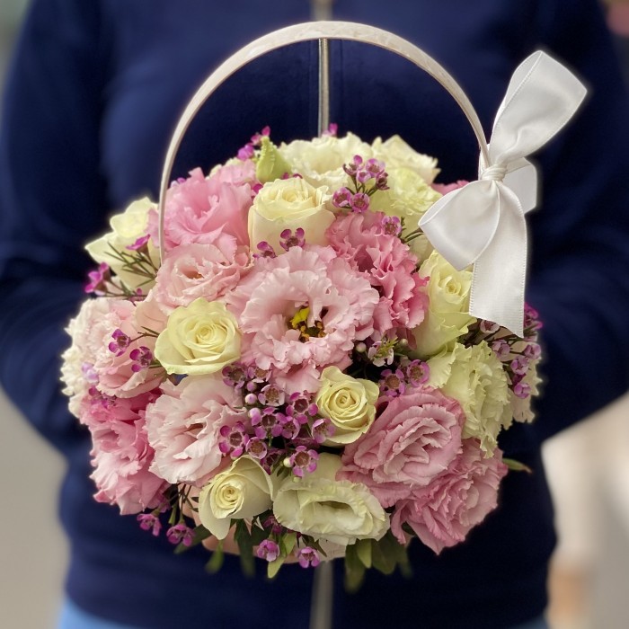 Розовая корзинка с эустомой