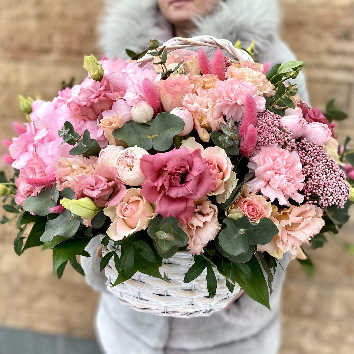 Роскошная корзина розовых цветов с эустомой на День Восьмого Марта