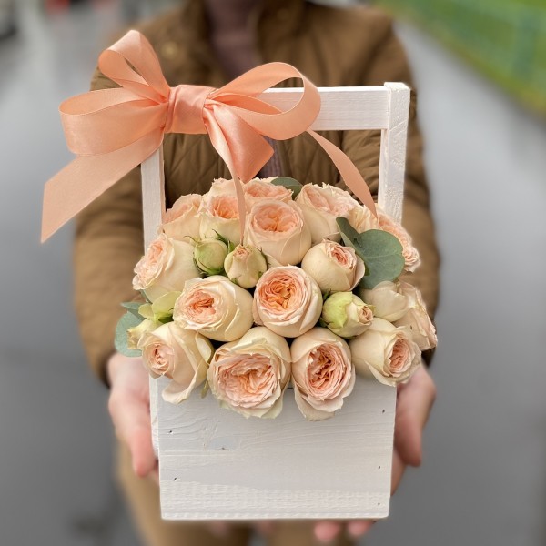 Пионовидные розы  в ящике Солнечное утро