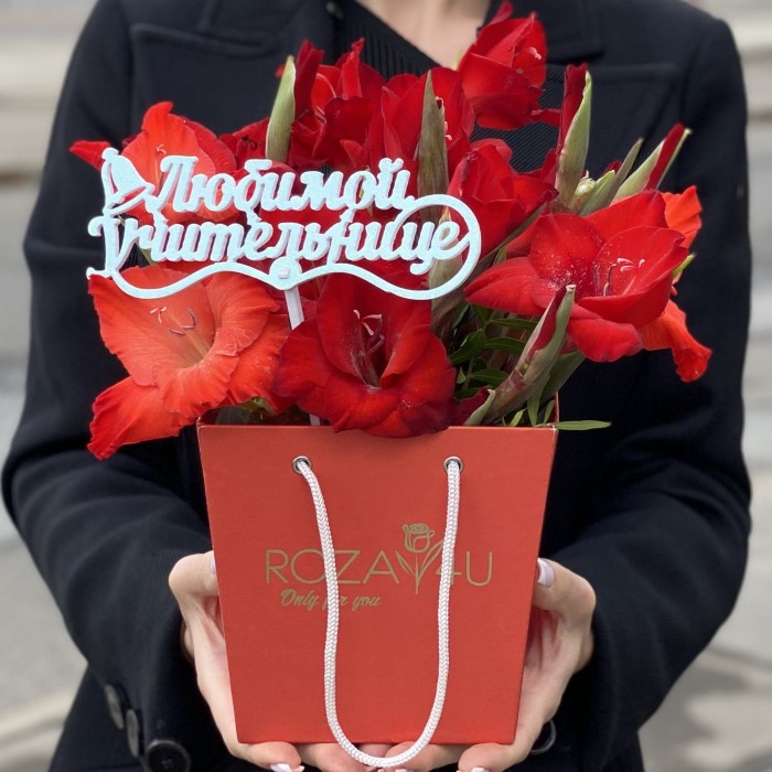 3 красных гладиолуса в коробочке
