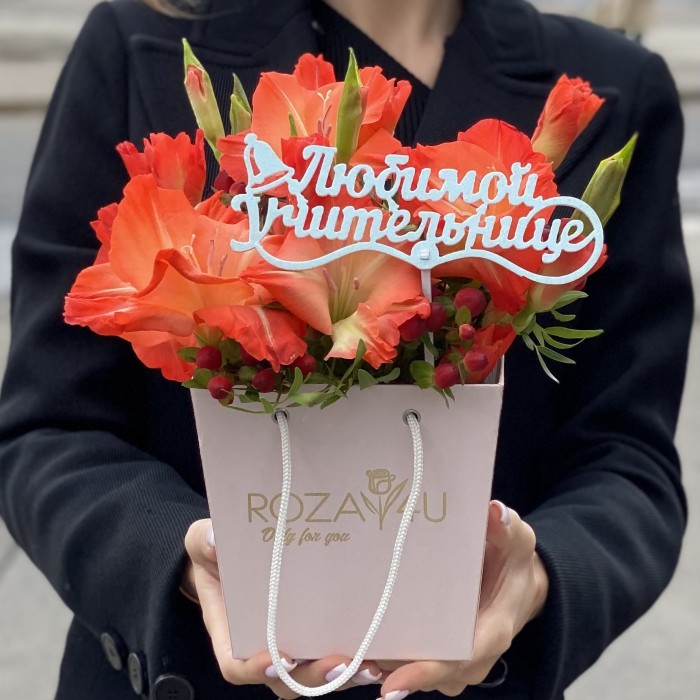 3 коралловых гладиолуса в коробочке