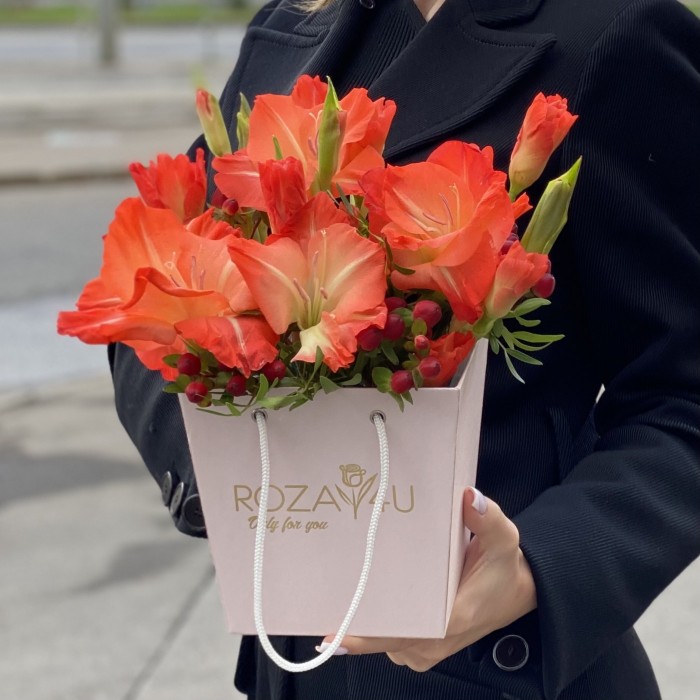 3 коралловых гладиолуса в коробочке