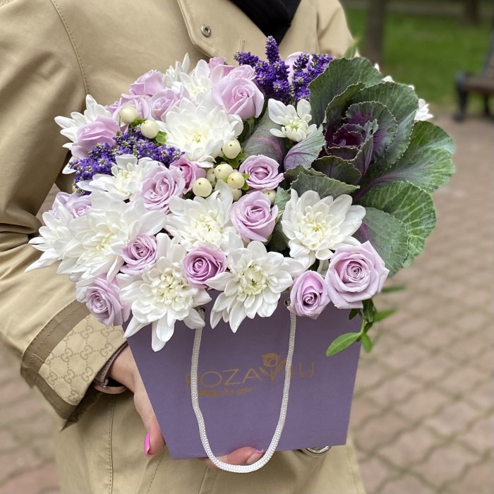 Композиция с хризантемой и розами Лиловая нежность